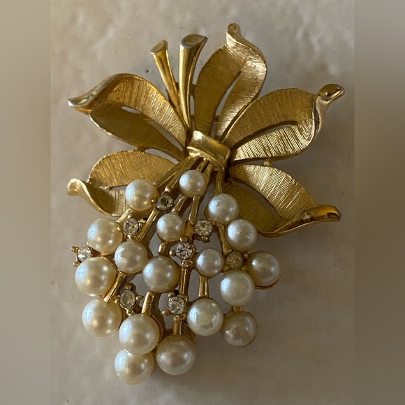 Vintage 60’s Trifari Pearl & Rhinestone Pin - Picture 2 of 9